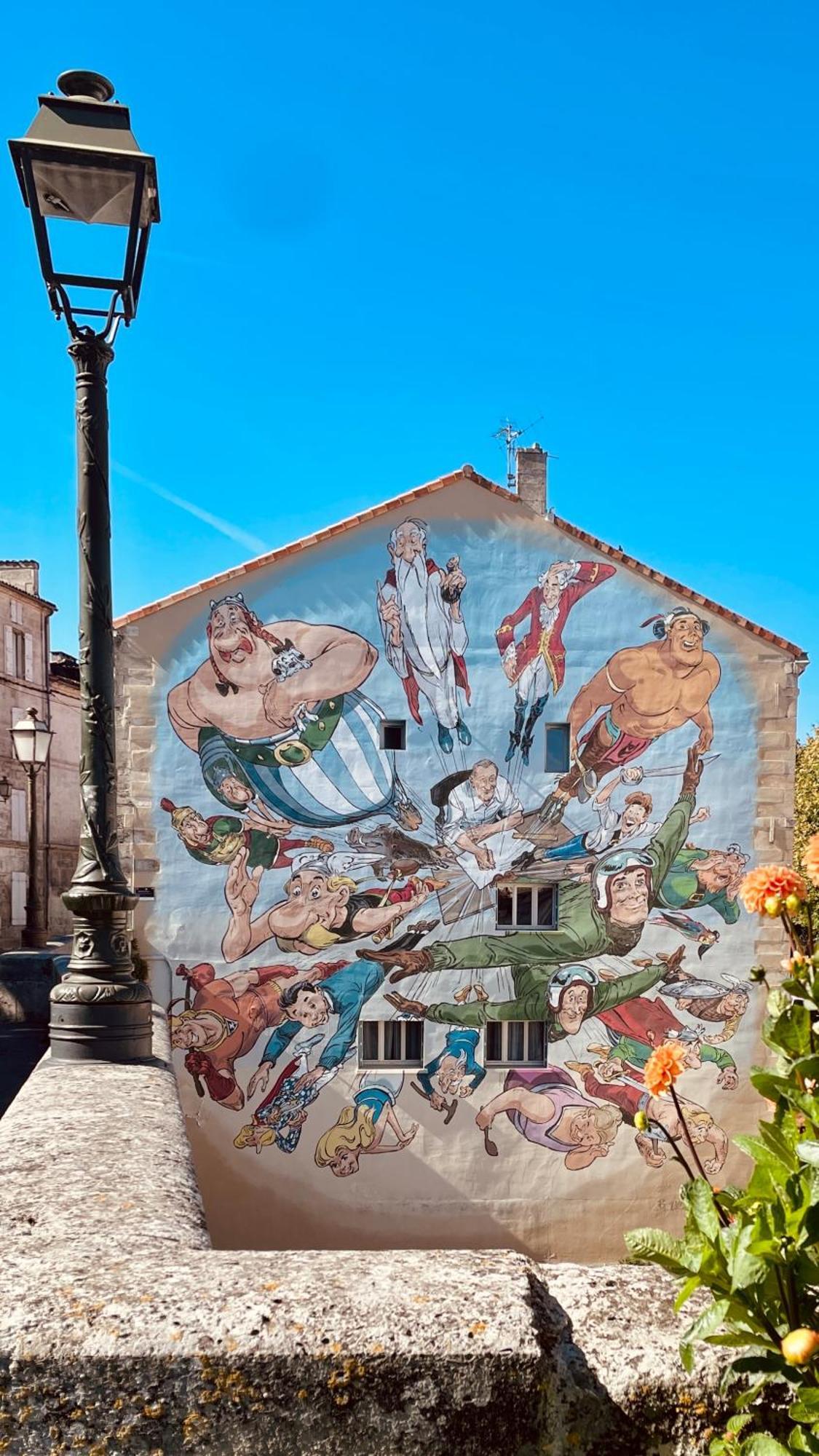 Appart Proche Gare Tgv Angouleme Deco Theme Bande Dessinee Exterior photo